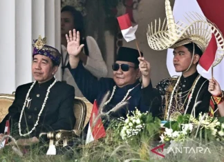 Senyum Prabowo Diapit Jokowi dan Gibran Saksikan Hiburan HUT Ke-81 RI