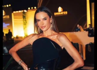 Supermodel Alessandra Ambrosio Bertunangan dengan Buck Palmer