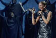 Celine Dion Bernyanyi dan Menari tanpa Alas Kaki di atas Mobil