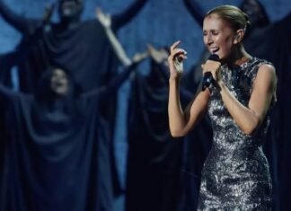 Celine Dion Bernyanyi dan Menari tanpa Alas Kaki di atas Mobil