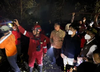 Gibran Blusukan Malam ke Lokasi Karhutla Kubu Raya Pastikan Penanganan Optimal