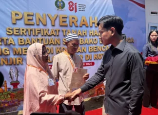 Gibran Saksikan Penyerahan Sertifikat Hak Milik Warga Huntap Sibolga