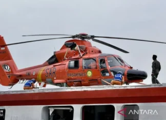 Helikopter HR 36012 Siaga di Laut Evakuasi Darurat Korban KM Virgo