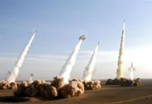 IRGC Hantam Kapal Induk dan Kapal Perusak AS dengan Rudal Balistik