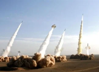 IRGC Hantam Kapal Induk dan Kapal Perusak AS dengan Rudal Balistik