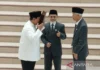 Momen Prabowo Cium Mushaf Al Quran Hadiah dari Pengurus Pondok Gontor