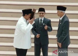 Momen Prabowo Cium Mushaf Al Quran Hadiah dari Pengurus Pondok Gontor