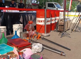 Polisi Bongkar Pabrik Oli Palsu Berbahan Oli Bekas di Jakbar