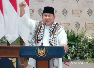 Prabowo Teriakkan “Free Palestine” dan Kenakan Keffiyeh di Gontor