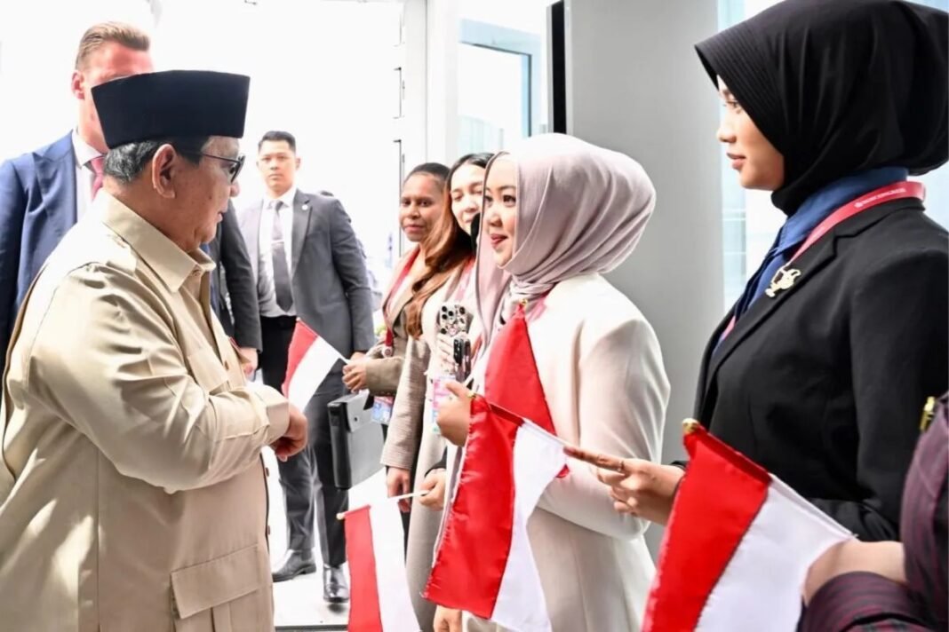 Presiden Prabowo disambut mahasiswa Indonesia di Vladivostok ok