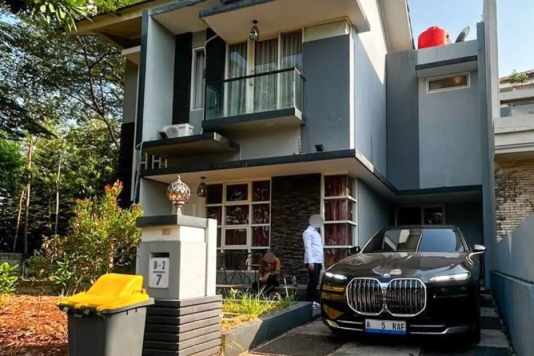 Suasana penyidik Komisi Pemberantasan Korupsi menggeledah rumah anggota DPR RI sekaligus suami Bupati Pekalongan nonaktif Fadia Arafiq, Ashraff Abu, di Semarang, Jawa Tengah - ANTARA